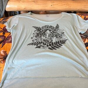 Women's Graphic Tee in Light Green